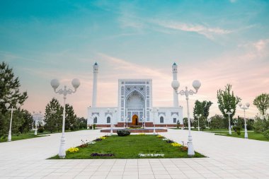 Güzel beyaz küçük cami Taşkent güneşli bir günde, Özbekistan.