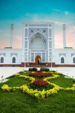 Güzel beyaz küçük cami Taşkent güneşli bir günde, Özbekistan.