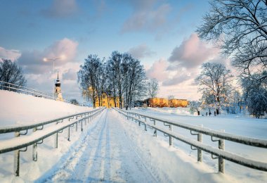 Kışın şehir parkı, Noel 'den önce güzel bir manzara