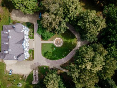 Beyaz Kale, Letonya 'da Baldonemost' un en güzel binalarından biridir. Bugünlerde Baldone Müzik Okulu..