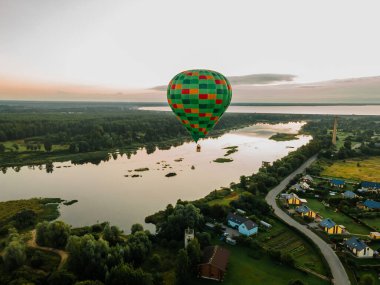 Akşam gökyüzünde hava balonu, hava aracı görüntüsü