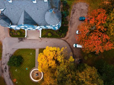 Kırsal köyün havadan düşen yaprakları.