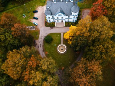 Kırsal köyün havadan düşen yaprakları.