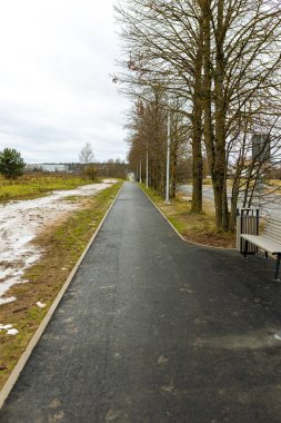 Koşmak, yürümek ve bisiklete binmek için yeni patika yolu rahatla