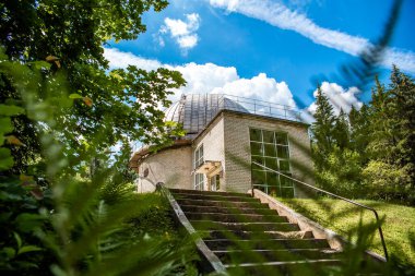 Ormandaki gözlemevi astronomik kubbesi