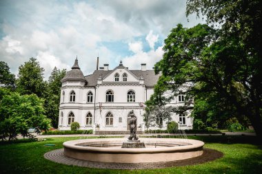 Beyaz Kale, Letonya 'da Baldonemost' un en güzel binalarından biridir. Bugünlerde Baldone Müzik Okulu..