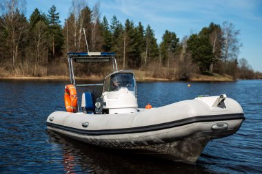 PVC şişirilebilir polis botu suda yüzüyor