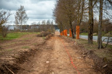 Yeni bir bisiklet yolu ya da kaldırım yapıyorum. Sürdürülebilir taşıma 