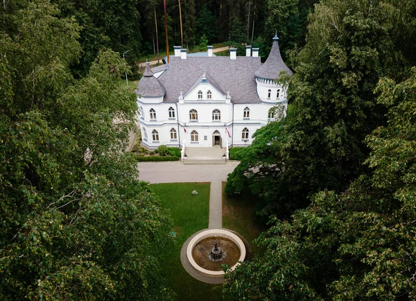 Biały Zamek Jest Jednym Najpiękniejszych Budynków Łotwie Obecnie Jest Szkoła — Zdjęcie stockowe