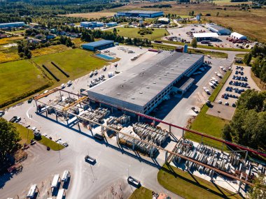 Beton duvar fabrikasının hava manzarası. Ulaşım, lojistik veya çevre kavramı