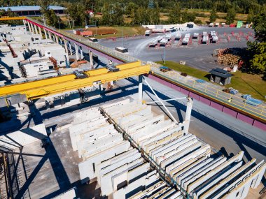 Beton duvar fabrikasının hava manzarası. Ulaşım, lojistik veya çevre kavramı