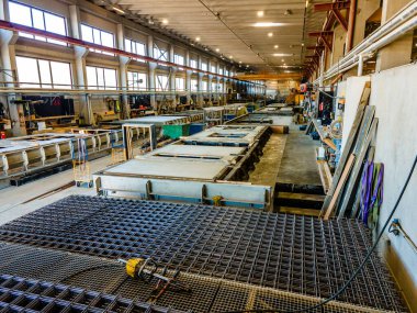 Çelik ve beton yapıları olan büyük bir sanayi ya da fabrikanın içi.