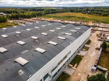 Beton duvar fabrikasının hava manzarası. Ulaşım, lojistik veya çevre kavramı