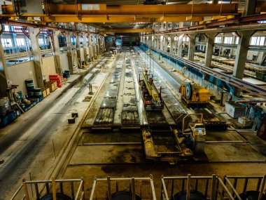 Çelik ve beton yapıları olan büyük bir sanayi ya da fabrikanın içi.