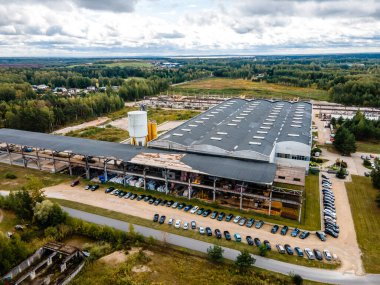 Beton duvar fabrikasının hava manzarası. Ulaşım, lojistik veya çevre kavramı