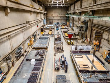 Çelik ve beton yapıları olan büyük bir sanayi ya da fabrikanın içi.