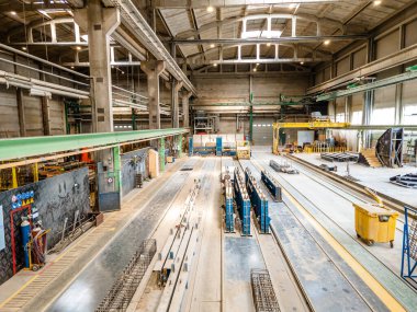 Çelik ve beton yapıları olan büyük bir sanayi ya da fabrikanın içi.