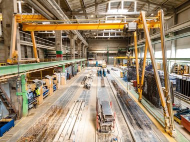 Çelik ve beton yapıları olan büyük bir sanayi ya da fabrikanın içi.