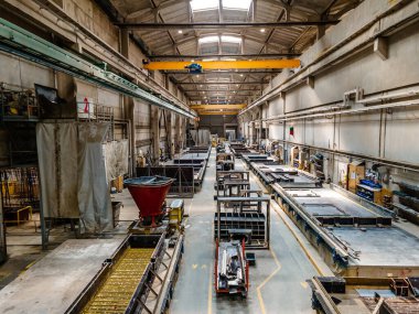 Çelik ve beton yapıları olan büyük bir sanayi ya da fabrikanın içi.
