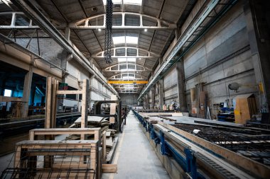 Çelik ve beton yapıları olan büyük bir sanayi ya da fabrikanın içi.