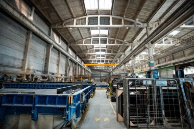 Çelik ve beton yapıları olan büyük bir sanayi ya da fabrikanın içi.
