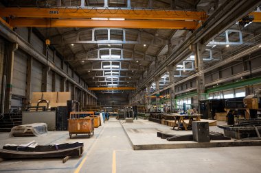 Çelik ve beton yapıları olan büyük bir sanayi ya da fabrikanın içi.