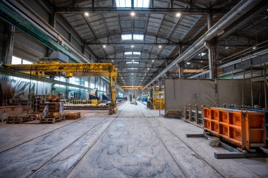 Çelik ve beton yapıları olan büyük bir sanayi ya da fabrikanın içi.