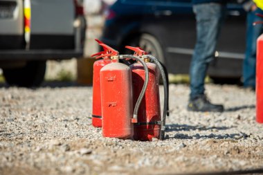 Kırmızı yangın söndürücü tankı. Güçlü bir endüstriyel yangın söndürme sistemi. Endüstriyel rafineri için acil durum ekipmanları ham petrol ve gaz