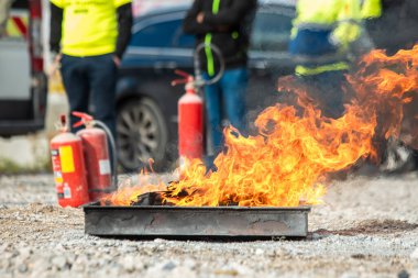 Kırmızı yangın söndürücü tankı. Güçlü bir endüstriyel yangın söndürme sistemi. Endüstriyel rafineri için acil durum ekipmanları ham petrol ve gaz