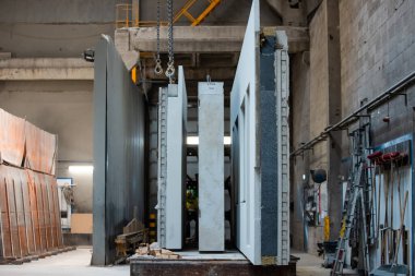 Fabrikadaki beton panelleri nakletmek ve yüklemek için