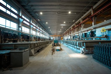 Çelik ve beton yapıları olan büyük bir sanayi ya da fabrikanın içi.