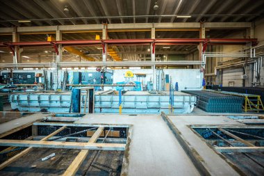 Çelik ve beton yapıları olan büyük bir sanayi ya da fabrikanın içi.