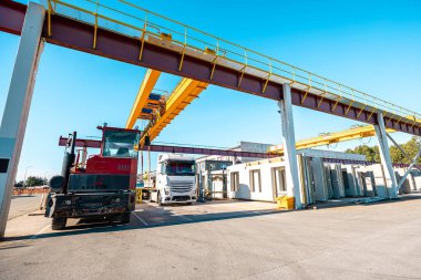 Beton kaplama fabrikası. Ulaşım, lojistik veya çevre kavramı