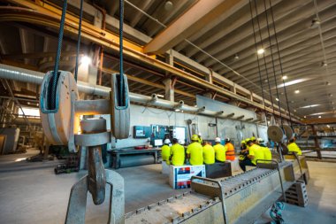 Fabrikadaki kısa toplantıya katılan yetenekli bir işçi. Endüstriyel insanlar ve üretim konsepti 