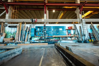 Çelik ve beton yapıları olan büyük bir sanayi ya da fabrikanın içi.