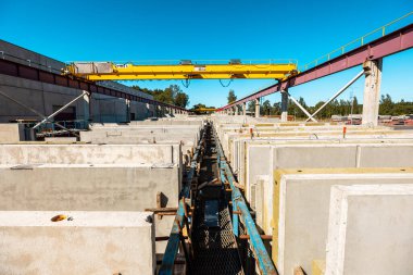 Fabrikadaki beton panelleri nakletmek ve yüklemek için