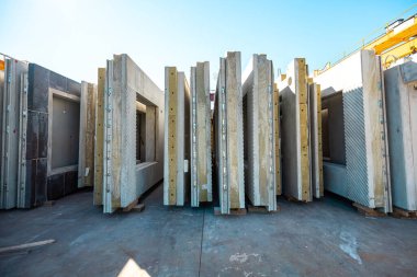 Fabrikadaki beton panelleri nakletmek ve yüklemek için