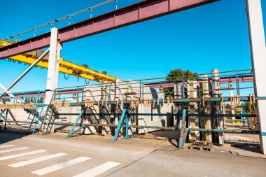 Fabrikadaki beton panelleri nakletmek ve yüklemek için