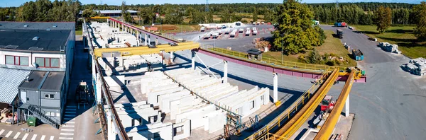 Beton duvar fabrikasının hava manzarası. Ulaşım, lojistik veya çevre kavramı