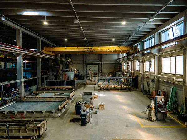 Wnętrze Dużego Budynku Przemysłowego Lub Fabryki Konstrukcji Stalowych Betonowych — Zdjęcie stockowe