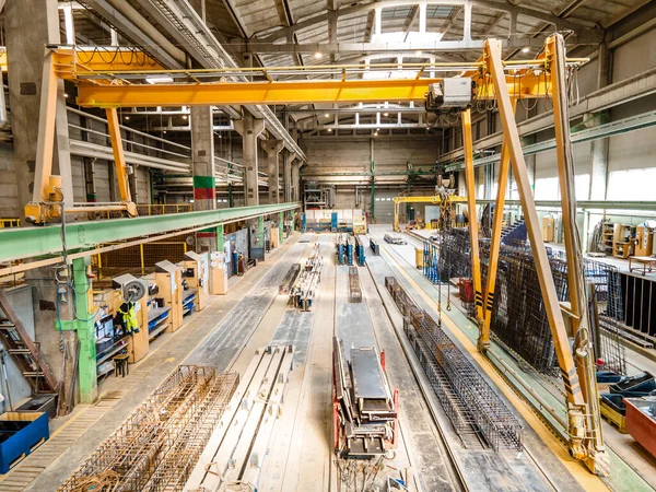 Çelik ve beton yapıları olan büyük bir sanayi ya da fabrikanın içi.