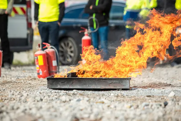 Płomień Ognia Stalowym Wiadrze Aby Zademonstrować Gaszenie Pożaru Obraz Stockowy