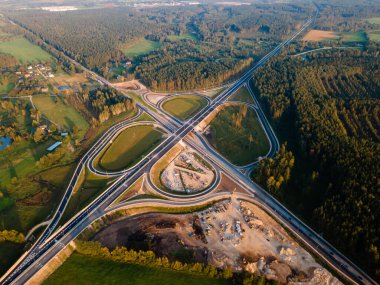 Letonya 'da Kekava Bypass karayolu kavşağı. Ulaşım ve iletişim konsepti. Riga Bauska Yolu ve uluslararası E67 Baltica yolunun bir bölümü