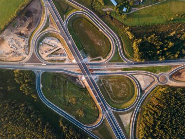 Letonya 'da Kekava Bypass karayolu kavşağı. Ulaşım ve iletişim konsepti. Riga Bauska Yolu ve uluslararası E67 Baltica yolunun bir bölümü