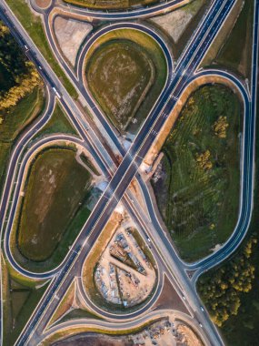 Letonya 'da Kekava Bypass karayolu kavşağı. Ulaşım ve iletişim konsepti. Riga Bauska Yolu ve uluslararası E67 Baltica yolunun bir bölümü