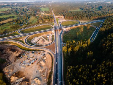 Letonya 'da Kekava Bypass karayolu kavşağı. Ulaşım ve iletişim konsepti. Riga Bauska Yolu ve uluslararası E67 Baltica yolunun bir bölümü