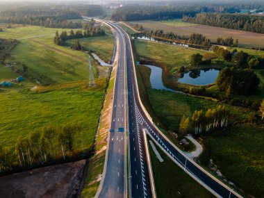Letonya 'da Kekava Bypass karayolu kavşağı. Ulaşım ve iletişim konsepti. Riga Bauska Yolu ve uluslararası E67 Baltica yolunun bir bölümü