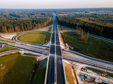 Letonya 'da Kekava Bypass karayolu kavşağı. Ulaşım ve iletişim konsepti. Riga Bauska Yolu ve uluslararası E67 Baltica yolunun bir bölümü