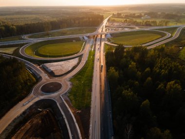 Letonya 'da Kekava Bypass karayolu kavşağı. Ulaşım ve iletişim konsepti. Riga Bauska Yolu ve uluslararası E67 Baltica yolunun bir bölümü