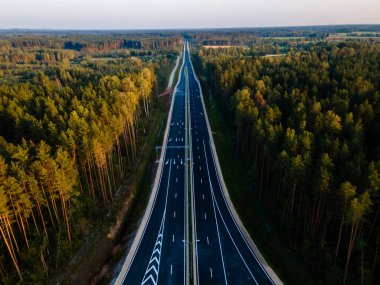 Letonya 'da Kekava Bypass karayolu kavşağı. Ulaşım ve iletişim konsepti. Riga Bauska Yolu ve uluslararası E67 Baltica yolunun bir bölümü